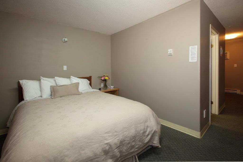 Anchor Riverfront Motel Sicamous Exterior foto